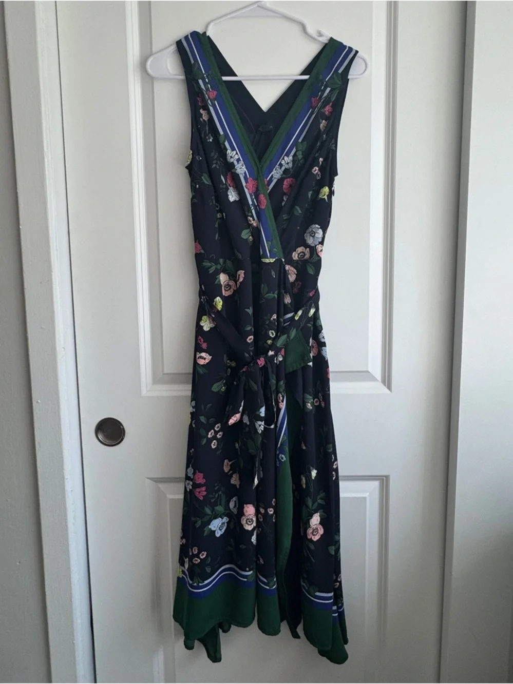 Ann Taylor flowy floral midi dress with tie waist, size 0 - Picture 2 of 11